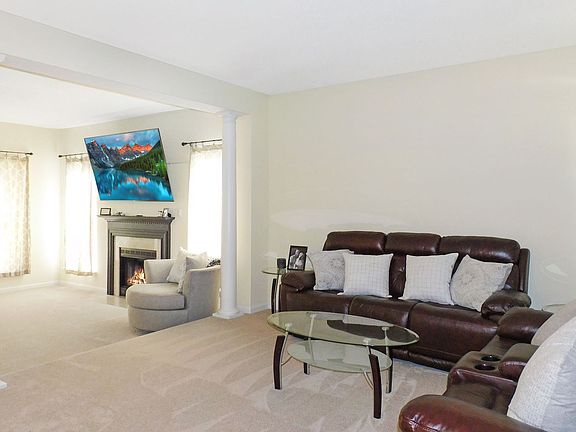 4th image of 102 Powhatan Ct