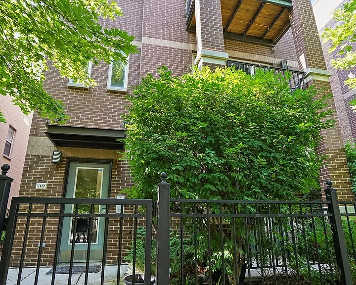 1112 W Washburne Ave #301 — Photo 2