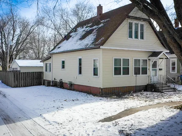 1323 9th St, Nevada, IA 50201