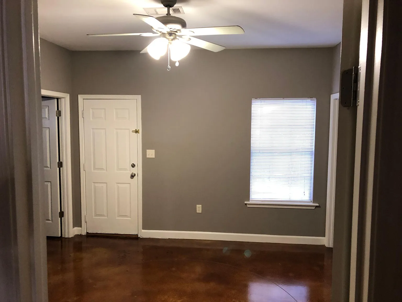 3 bed, 1100 sqft, $1,100 — Photo 4