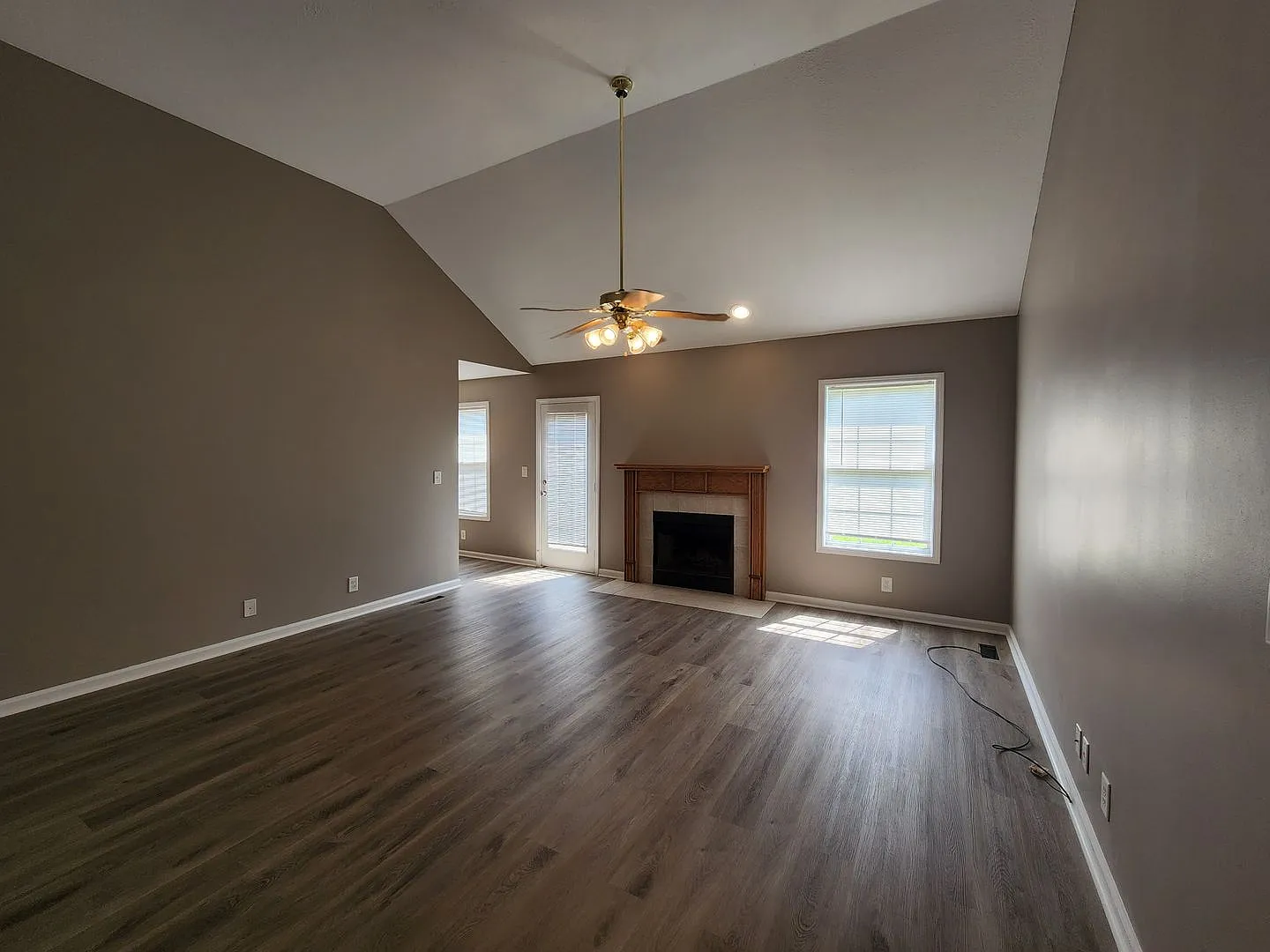 $1700 - 3 Beds 2 Bath + Bonus Room — Photo 2
