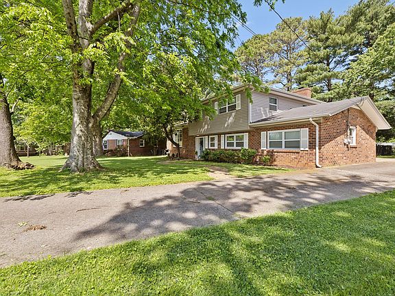 3rd image of 906 Temple Ct