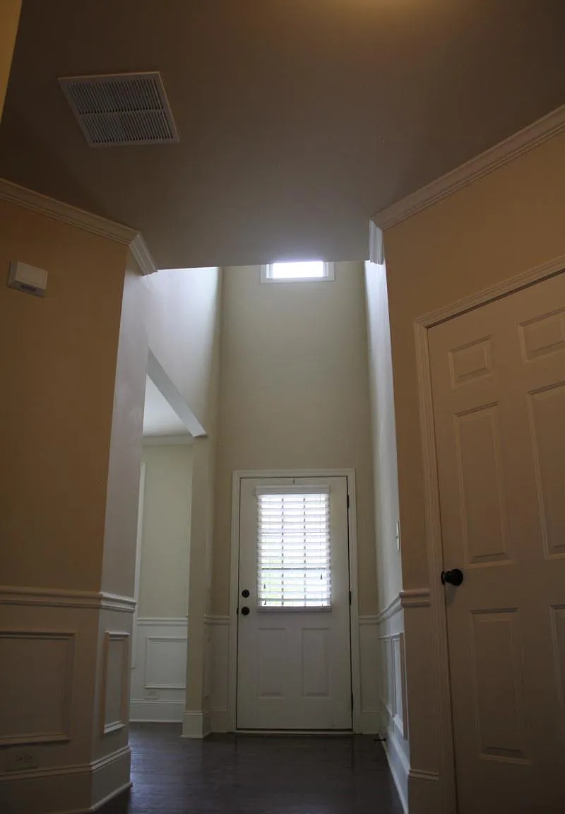 4 bed, 2570 sqft, $2,645 — Photo 4