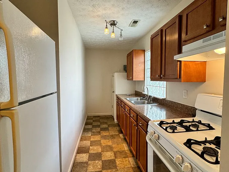 704 Chinn Ave — Photo 10