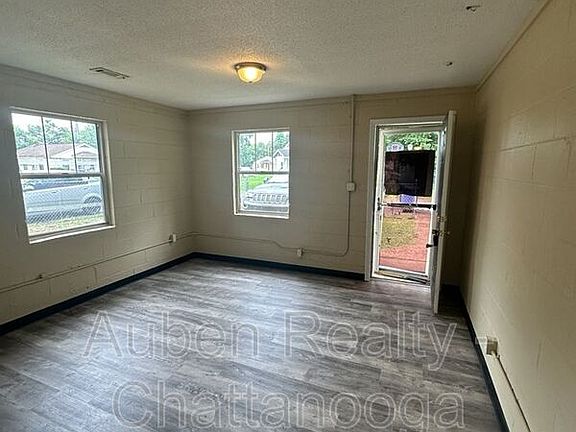 3rd image of 1529 Mountain View Ct