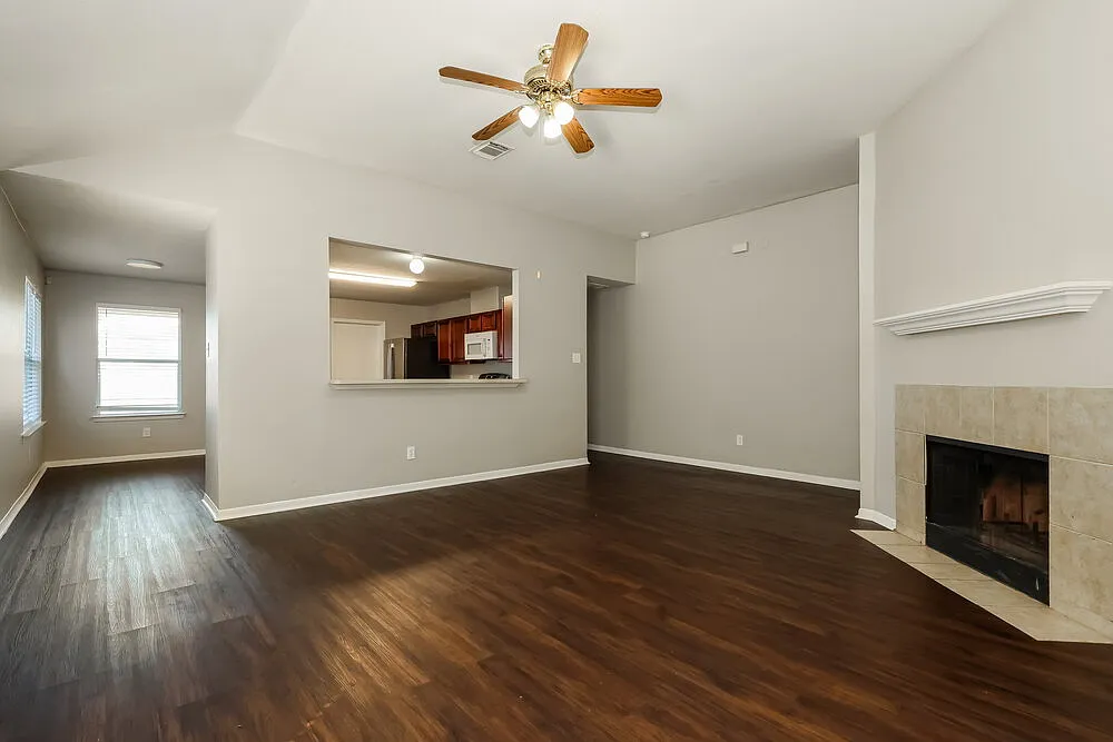 3 bed, 2.0 bath, 1495 sqft, $1,705 — Photo 3