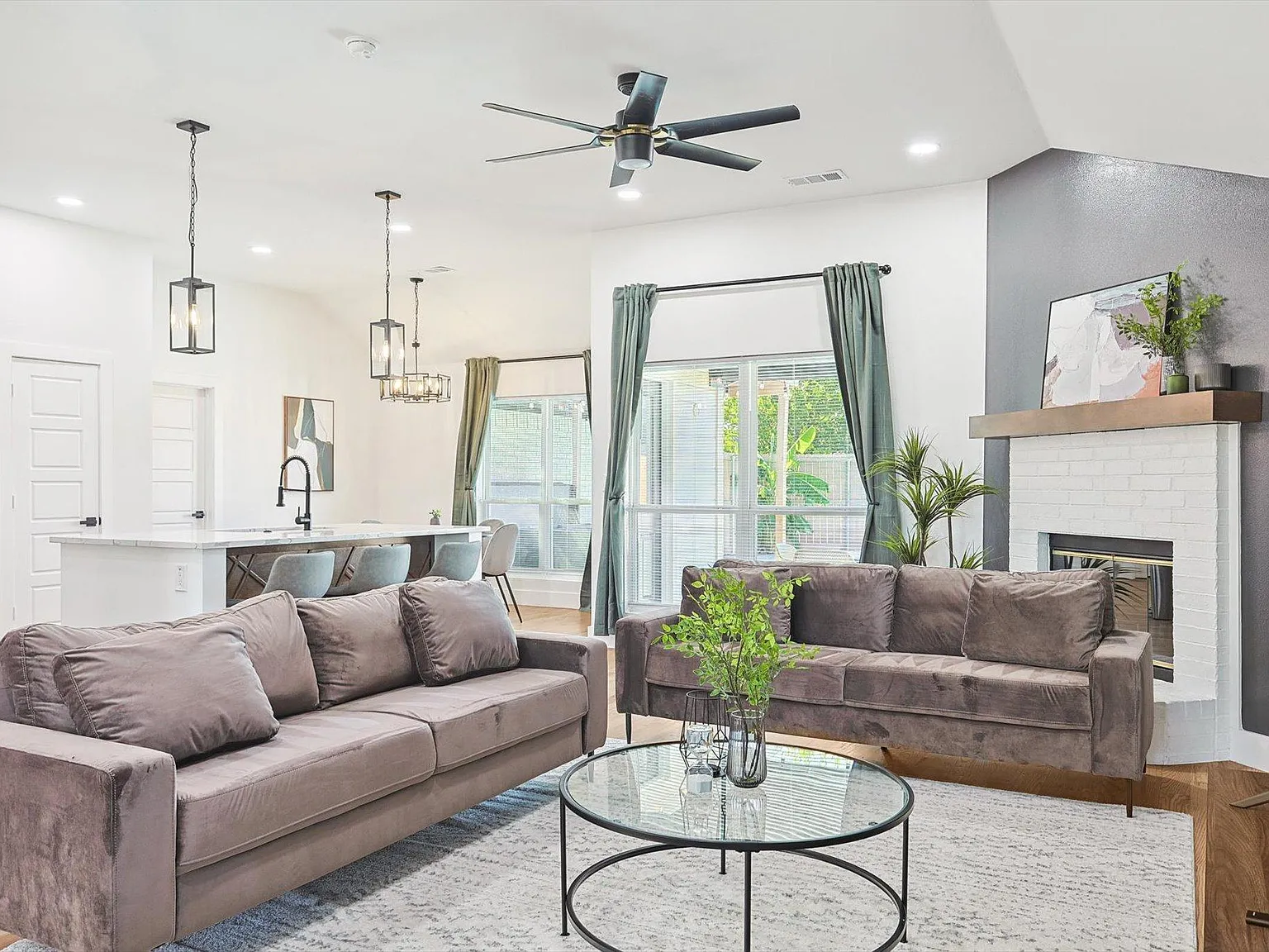 4 bed, 2065 sqft, $9,750 — Photo 4