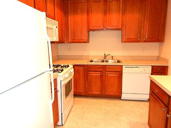 5th image of 70 Greenhedge Cir