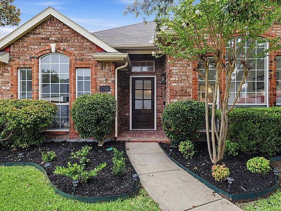4th image of 1760 Blackstone Dr