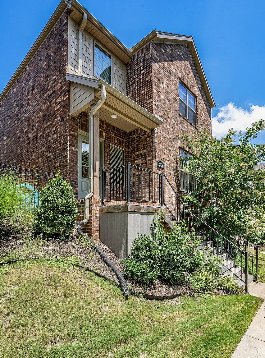 3 bed, 2.5 bath, 1729 sqft, $2,000 — Photo 1