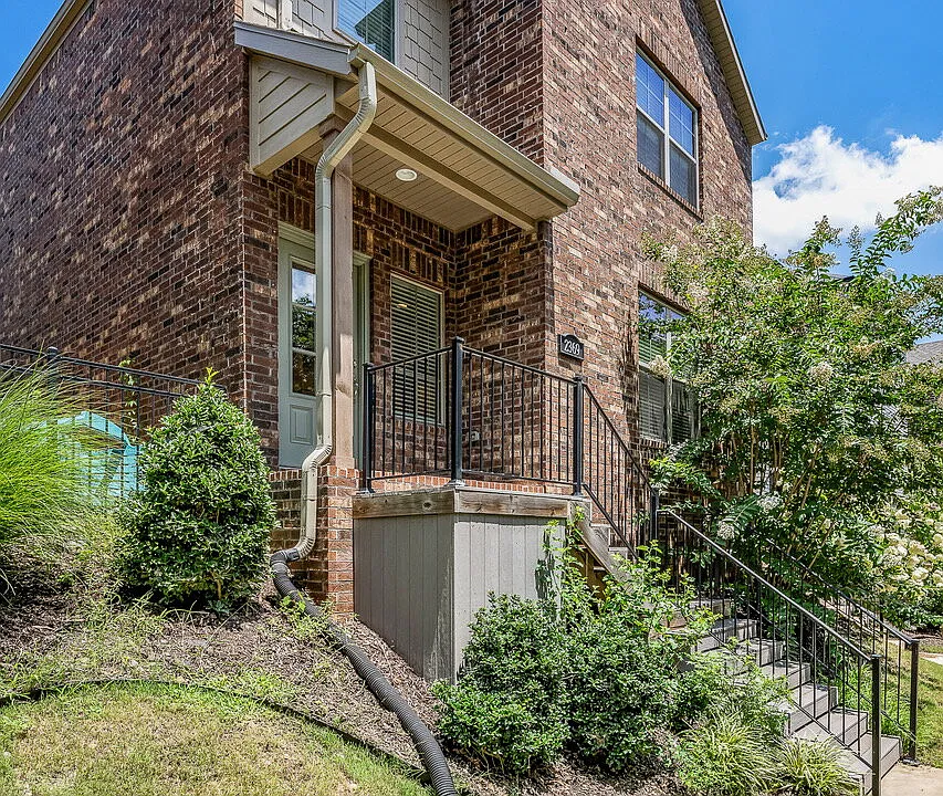 2369 E Amherst Aly