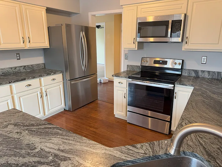 Granite counter-tops w/ new appliances