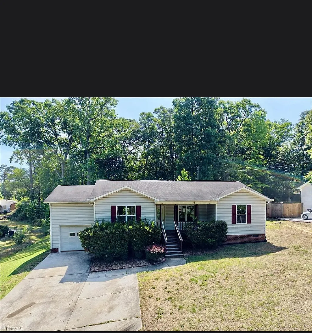 3 bed, 1227 sqft, $1,650 — Photo 3