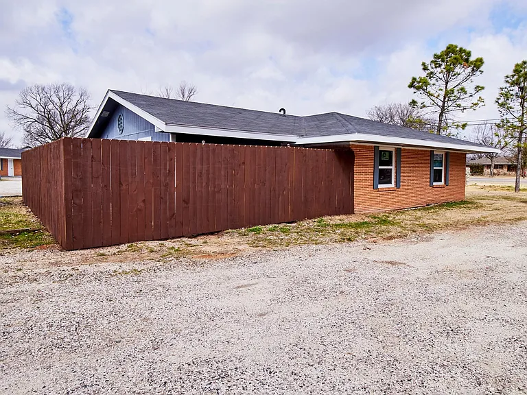 1504 Sherman Dr — Photo 1