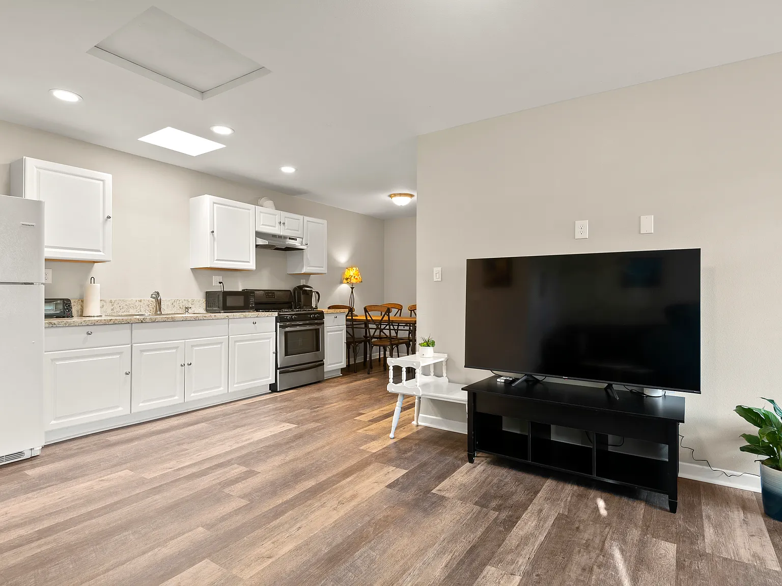 1 bed, 600 sqft, $2,400 — Photo 3
