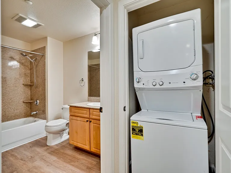 Encinal Place Apartments — Photo 28