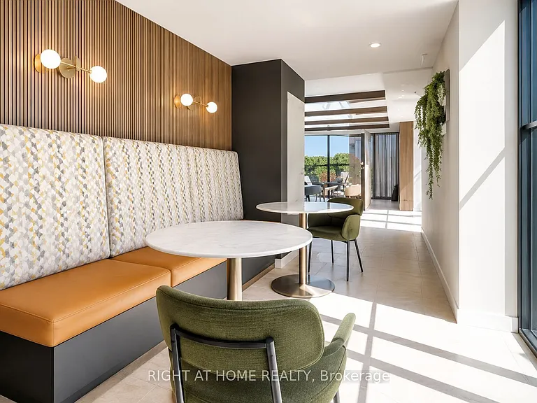 741 King St W #101 — Photo 4