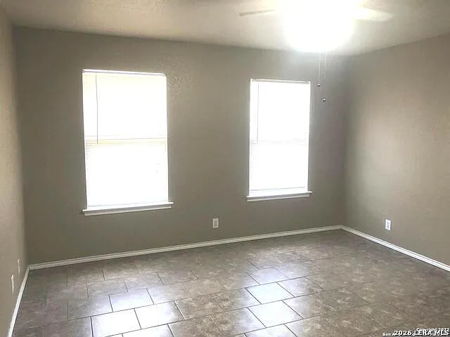 4 bed, 2.0 bath, 2333 sqft, $1,975 — Photo 3