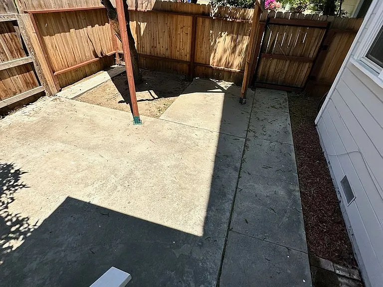 323 W Myrtle St — Photo 36