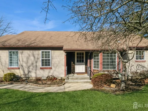 153 Concordia Cir #A, Monroe Township, NJ 08831