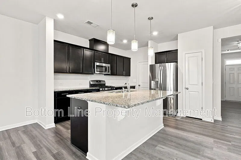3 bed, 2.5 bath, 1754 sqft, $1,895 — Photo 3