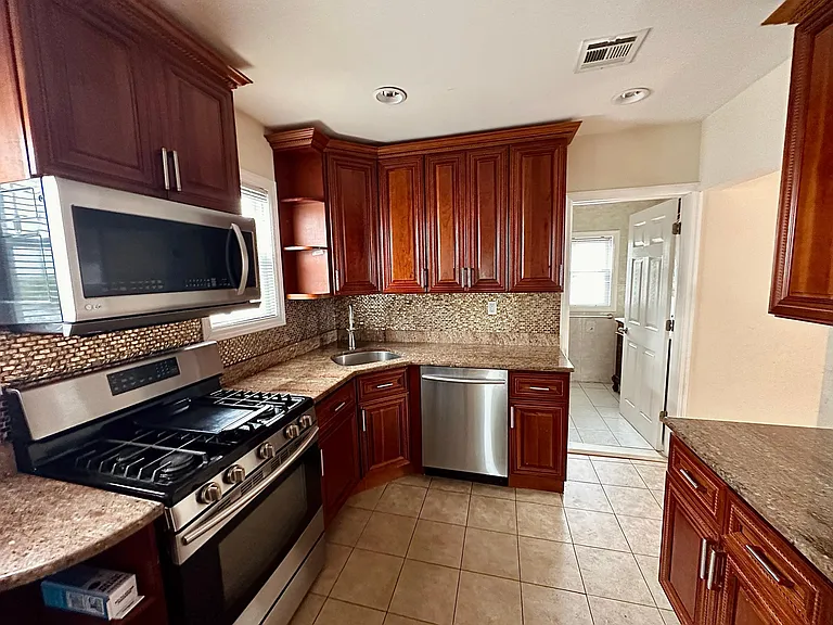 57 Willoughby Ave — Photo 7