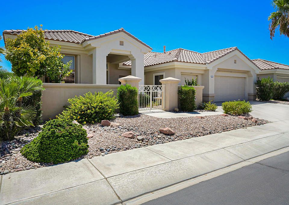 1st image of 78075 Hunter Point Dr