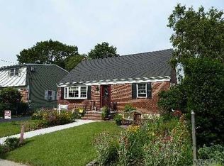 2112 Fir St, Wantagh, NY 11793