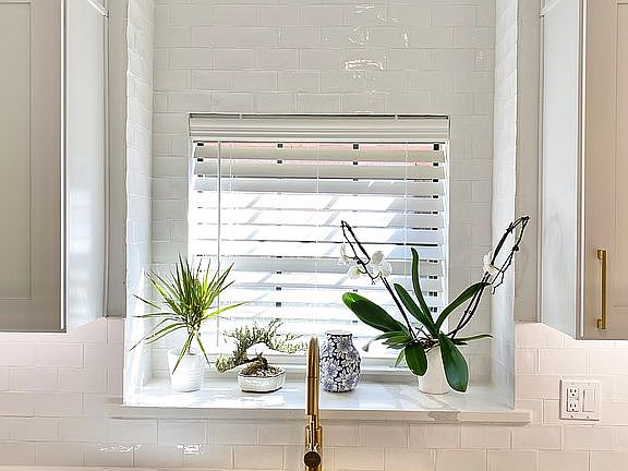 High-gloss tiles to ceiling