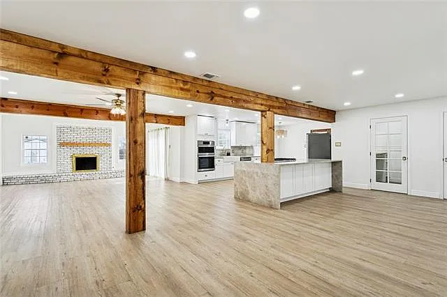 110 N Dabney Dr — Photo 4