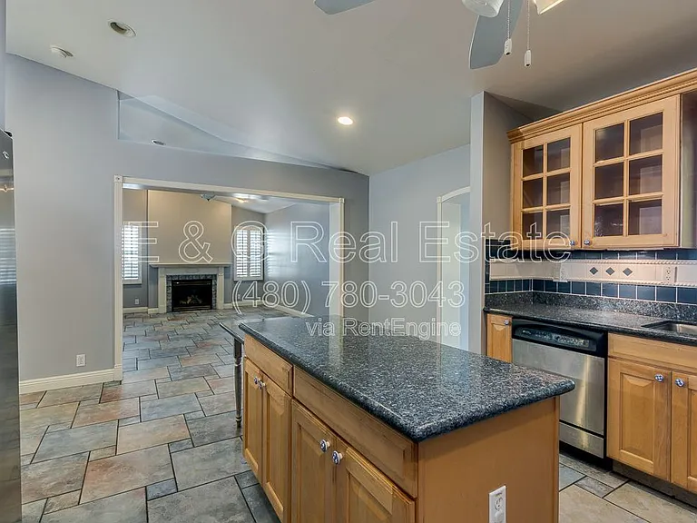 526 E Flynn Ln — Photo 13