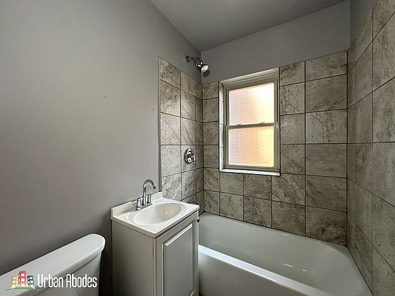 5th image of 4031 W Melrose St #1A