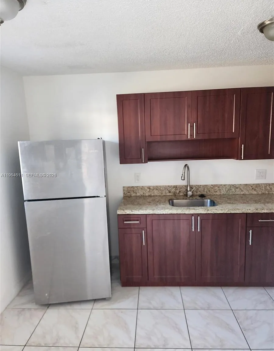 2 bed, 1.0 bath, 20958 sqft, $2,000 — Photo 2
