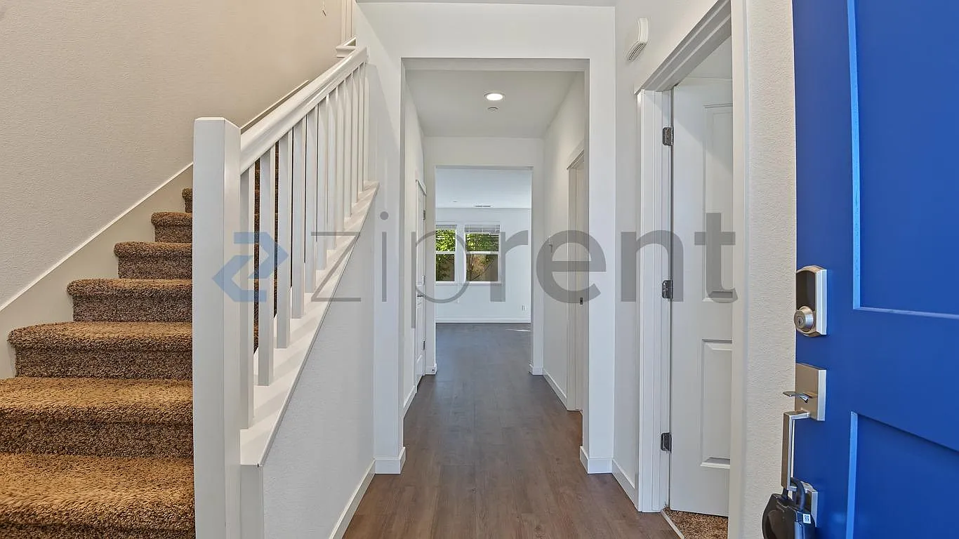 3 bed, 1305 sqft, $3,499 — Photo 3