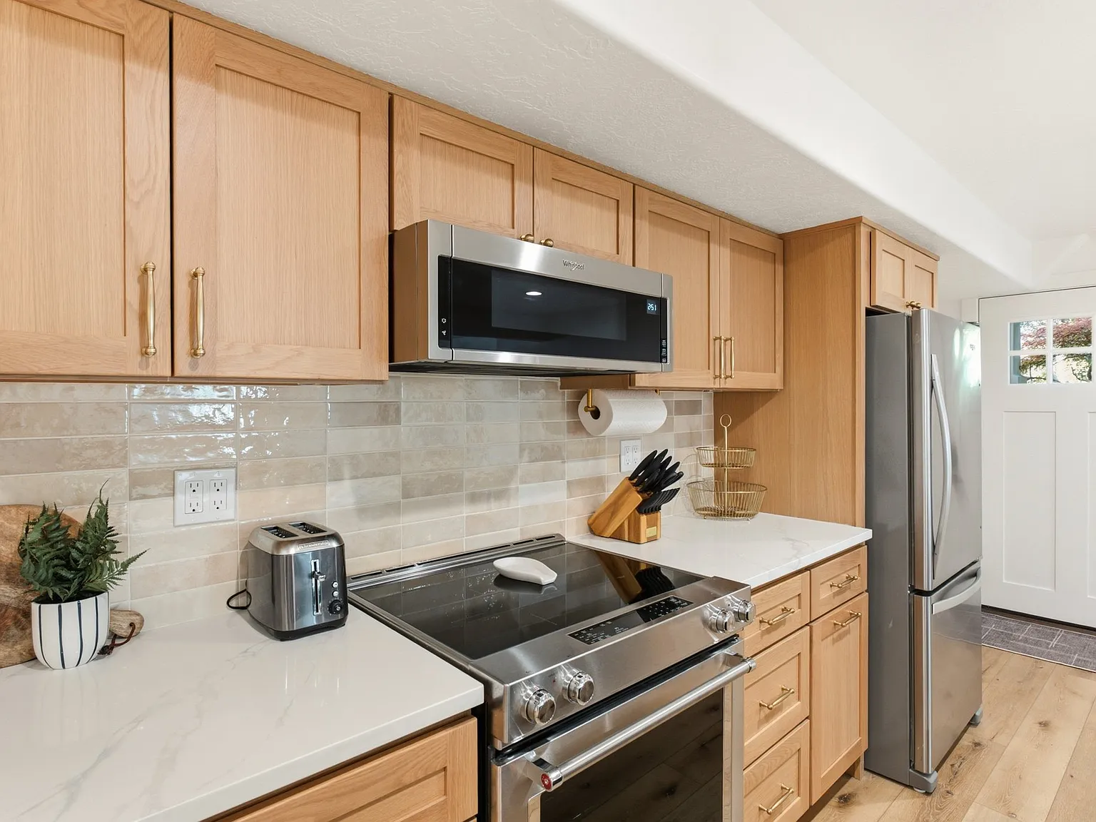 Bright 1 bd/1 ba/1 office basement apartment with W/D -- Fully furnished — Photo 4