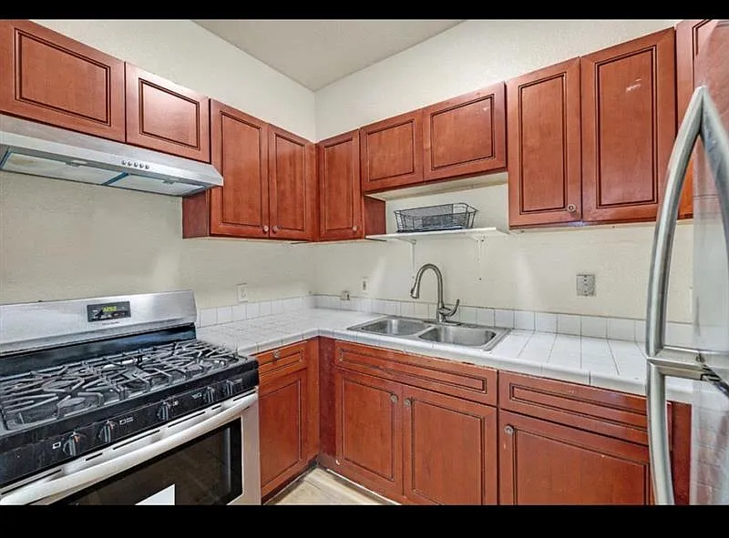 5 bed, 2364 sqft, $3,500 — Photo 4
