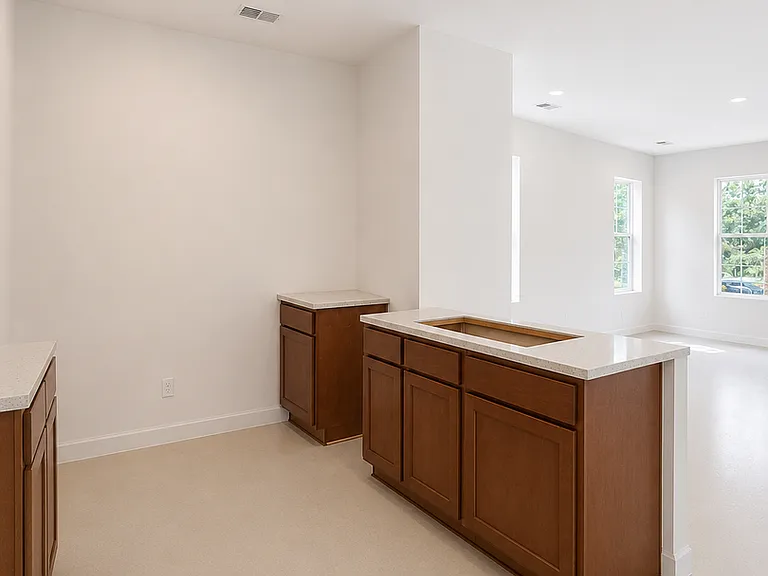 300 Lindenhurst Dr — Photo 6
