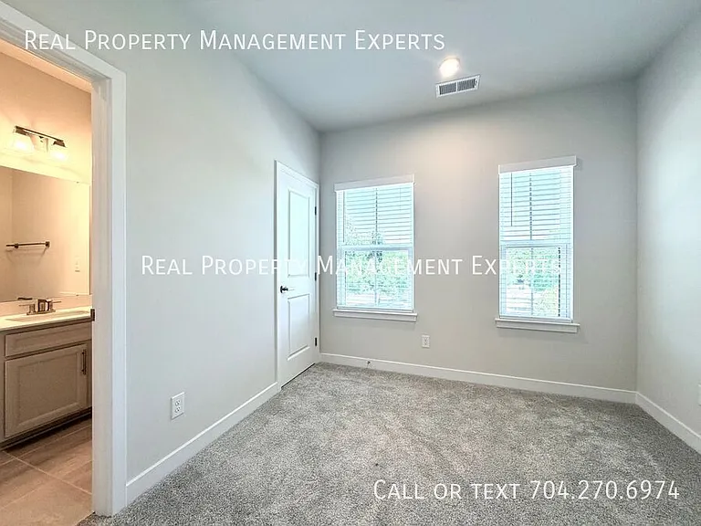 2841 Statesville Ave — Photo 12