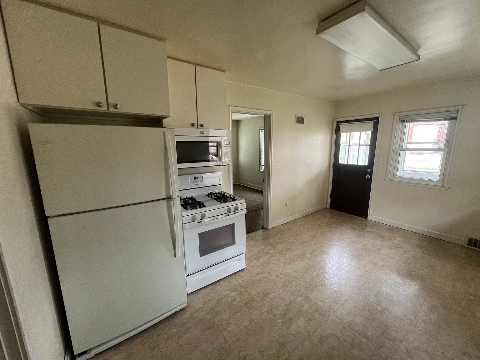 4 bed, $2,300 — Photo 2