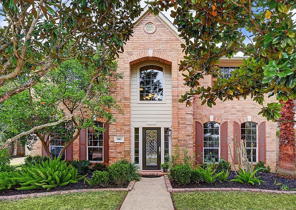 Welcome to 9807 Williams Bend Court presented by Sara Nguyen.