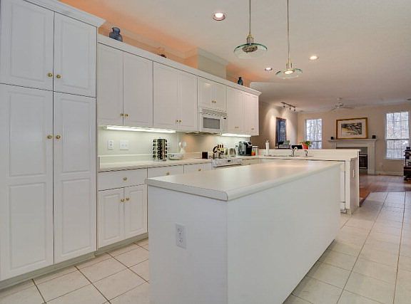 5th image of 4572 Aylesbury Ct