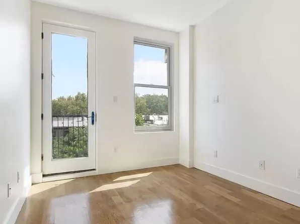 924 Myrtle Avenue image 1 of 7