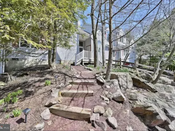 105 Laurelwoods Dr, Lake Harmony, PA 18624