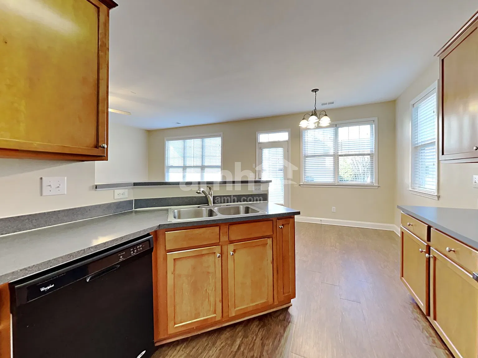 3 bed, 2.5 bath, 2340 sqft, $2,415 — Photo 4