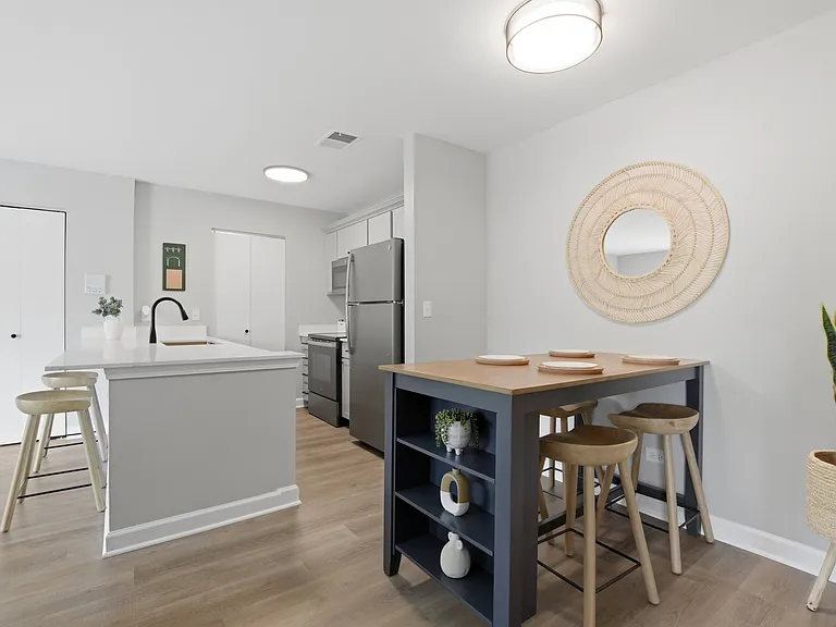 Deer Valley Apartments — Photo 19