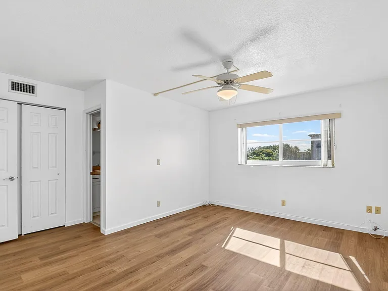 230 NE 26th Ave #302 — Photo 26