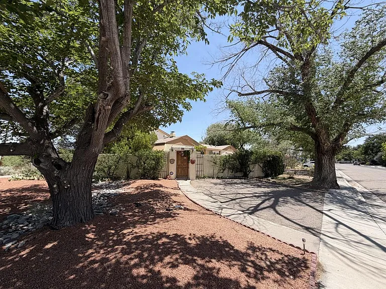 700 Solano Dr SE — Photo 2