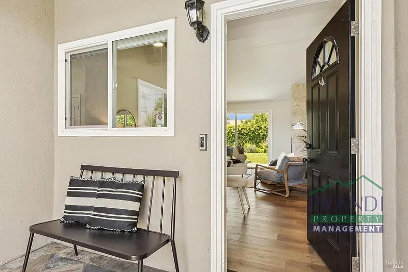 3 bed, 2.0 bath, 1250 sqft, $5,200 — Photo 4