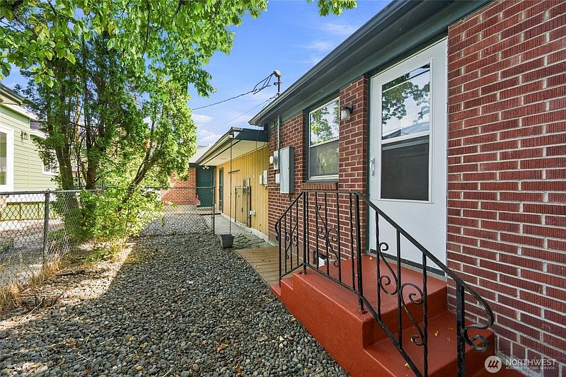 3rd image of 2216 Elizabeth Street