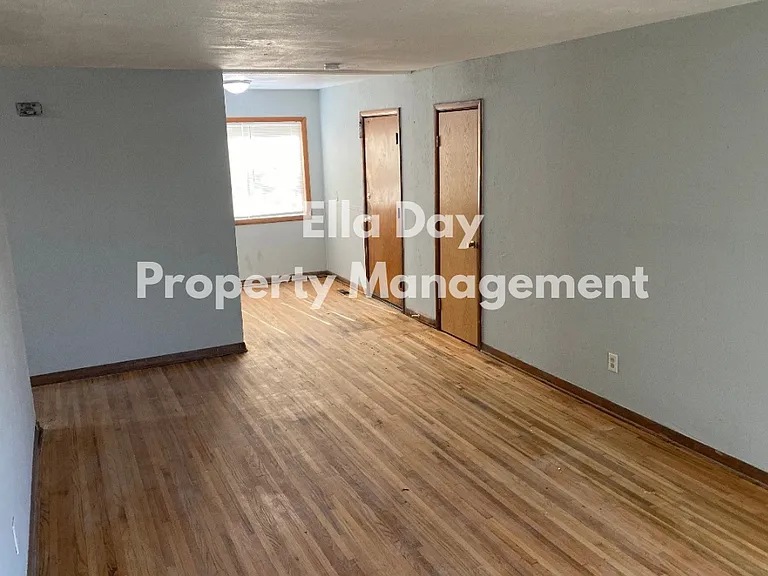 2759 N Iva Ave — Photo 3